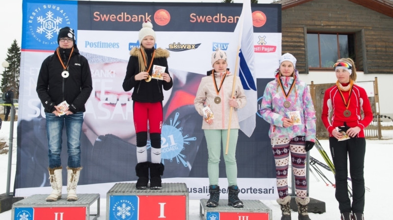 Apbalvošana meitenēm U13 grupā 5km klasikā ar Latvijas pārstāvi Samantu Krampi uz augstākā pakāpiena. Foto: Saundland.ee