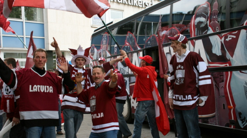 Latvijas hokeja līdzjutēji un fanu buss.
Foto: Laima Ozoliņa