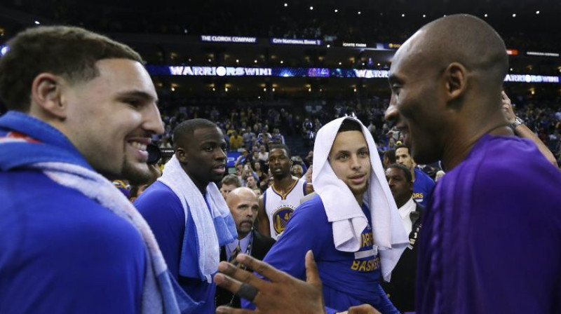 "Warriors" spēlētāji un Kobe Braients var smaidīt - par viņu maču apmeklēšanu cilvēki gatavi maksāt iespaidīgas summas
Foto: AP/Scanpix