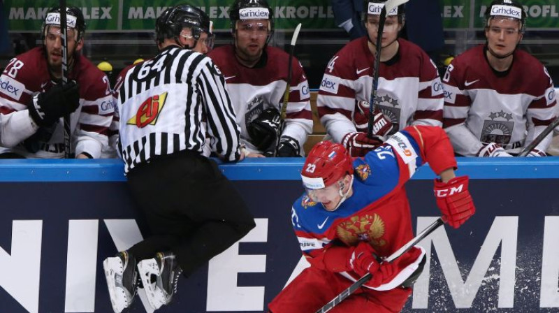 Latvijas izlases hokejisti un Sergejs Plotņikovs
Foto: Artyom Korotayev/TASS/Scanpix
