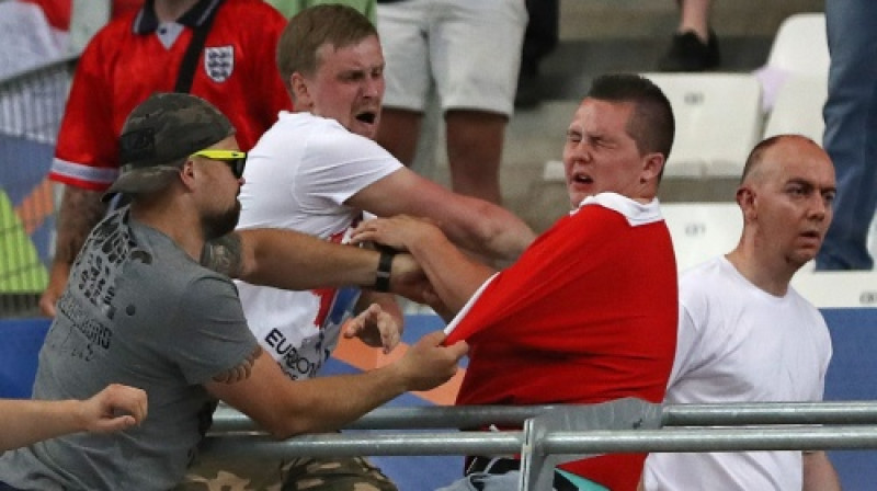 Krievu fani pēc spēles uzbrūk anglim
Foto: AP/Scanpix
