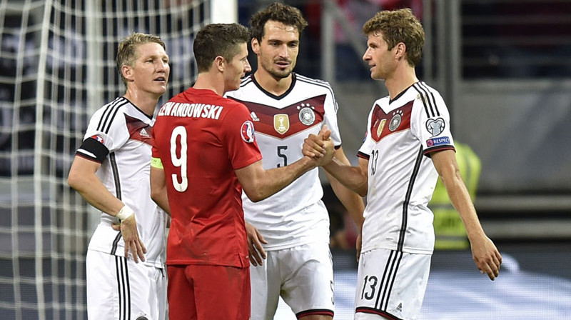 Polijas un Vācijas futbolisti divreiz tikās arī "Euro 2016" kvalifikācijas turnīra ietvaros. 
Foto: AP/Scanpix
