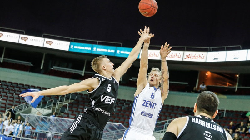 Jānis Timma ("Zenit") pret Mareku Mejeri (VEF). 
Foto: Mikus Kļaviņš, vefriga.com