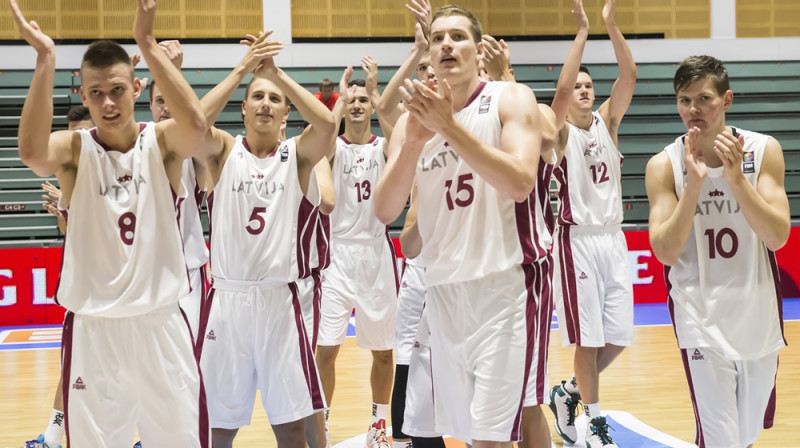 Dāvis Gūtmanis (#8) ar komandas biedriem pateicas līdzjutējiem
Foto: fiba.com