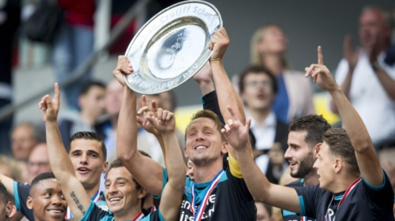 PSV "Eindhoven" ar iegūto trofeju
Foto: AFP/Scanpix