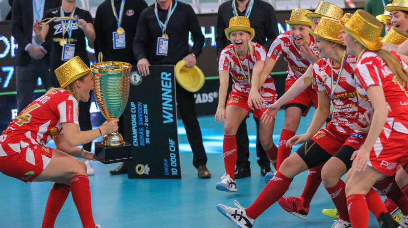 Pixbo Wallenstam ar izcīnīto trofeju
Foto: IFF Floorball