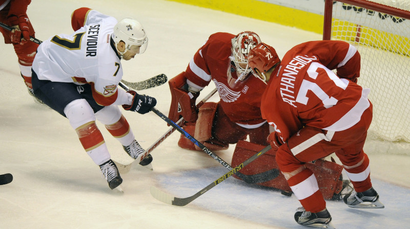 Koltons Sīviors (pa kreisi) "Red Wings" vārtu priekšā 
Foto: AP/Scanpix