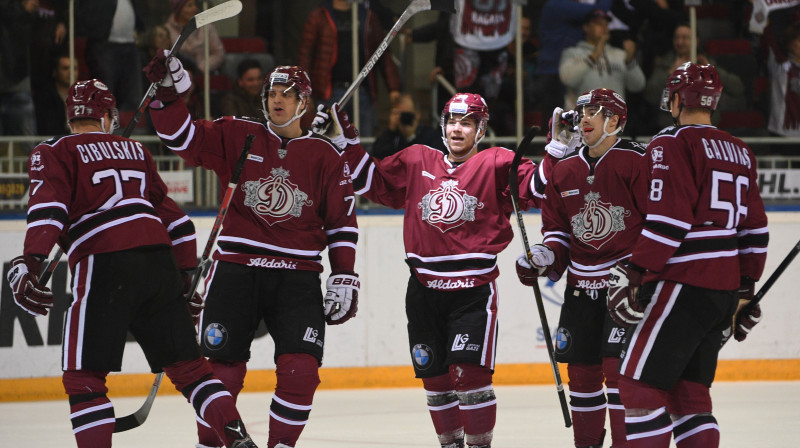 Rīgas "Dinamo" atzīmē vārtu guvumu
Foto: Romāns Kokšarovs, f64