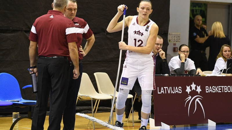 Anete Šteinberga un treneri: ir katram roka jāpieliek, lai lielais darbs uz priekšu tiek
Foto: Romāns Kokšarovs, f64