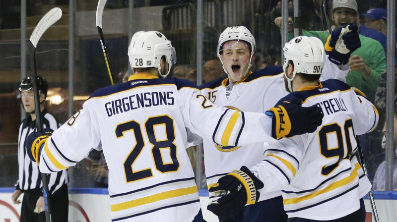 Zemgus Girgensons un Džeks Aikels
Foto: AP/Scanpix