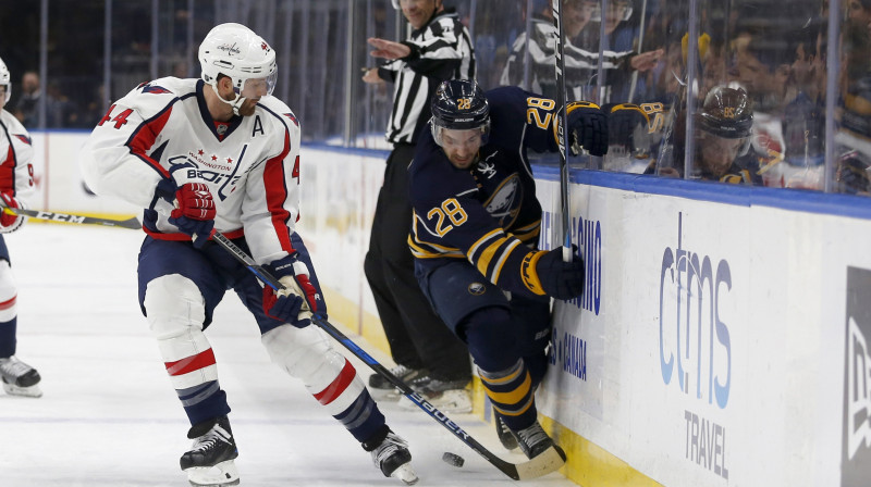 Brukss Orpiks un Zemgus Girgensons 
Foto: Sipa USA/Scanpix