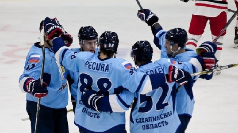 Sergejs Pečura kopā ar komandas biedriem
Foto: oneteamsakhalin.ru