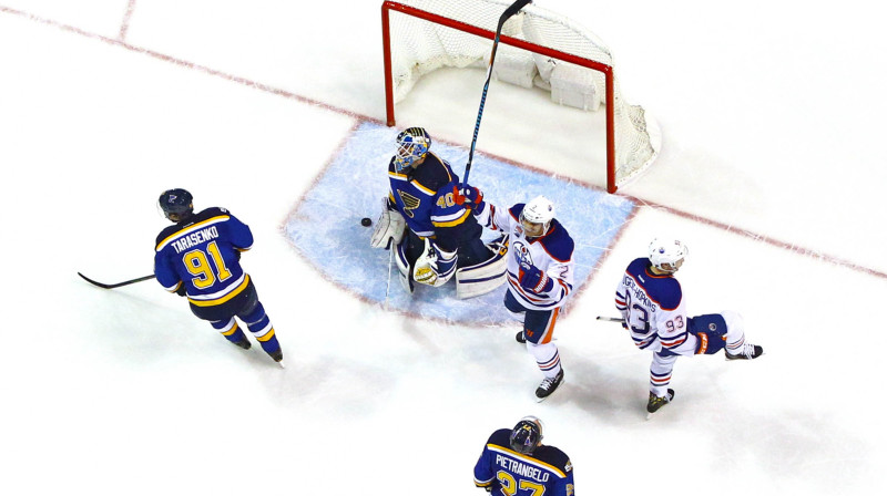 "Oilers" brīdi pēc vārtu gūšanas pret "Blues" 
Foto: Sipa USA/Scanpix