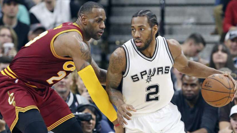 Lebrons Džeimss pret Kavai Lenardu
Foto: Edward A. Ornelas/San Antonio Express-News