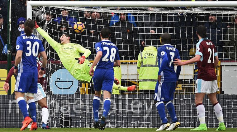 Tibo Kurtuā nebija spējīgs glābt fantastisku Robija Breidija sitienu
Foto: AFP/Scanpix