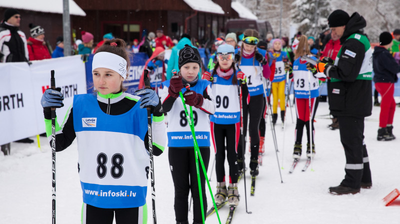 Jaunākās grupas meitenes gatavojas startam. Foto: Infoski.lv, J.Vīksna