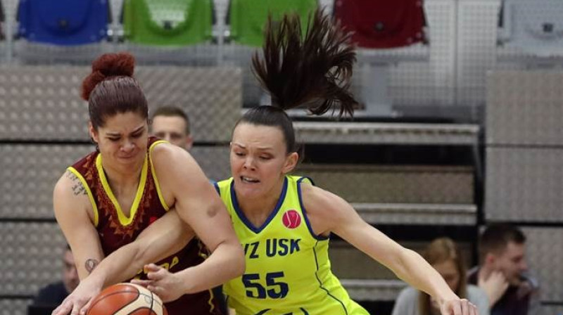 Anete Šteinberga cīņā ar Amandu Zahui
Foto: fiba.com