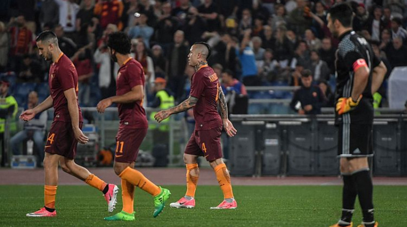 Romas futbolisti pēc Radžas Naingolana vārtu guvuma un Džanluidži Bufons
Foto: AFP/Scanpix