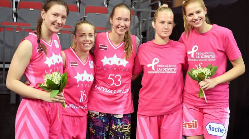 Paula Strautmane, Ilze Jākobsone, Kate Krēsliņa un Anna Dreimane. Centrā Digna Strautmane (U20/U19).
Foto: Romāns Kokšarovs, f64