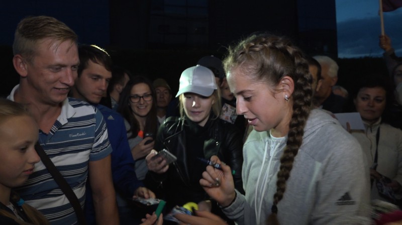 Aļona Ostapenko dala autogrāfus līdzjutējiem
Foto: Ekrānuzņēmums