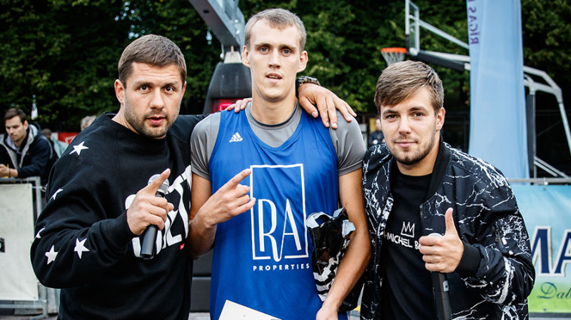 2016. gada "Ghetto Kabans" Nauris Miezis (vidū) kopā ar "Ghetto Games" organizatoriem Raimondu Elbakjanu un Antonu Semeņaku.
Publicitātes foto