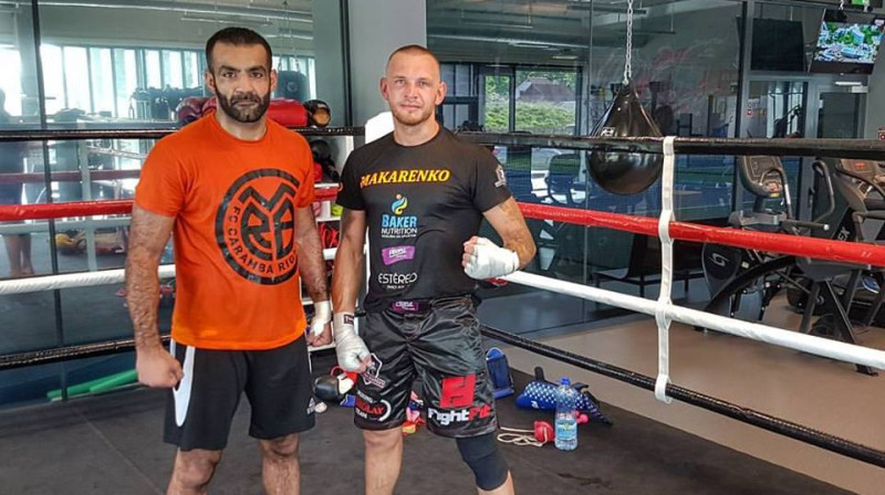 Staņislavs Makarenko (no labās) treniņu procesā kopā ar Zauru Džavadovu
Foto: muaythaiacademy.lv