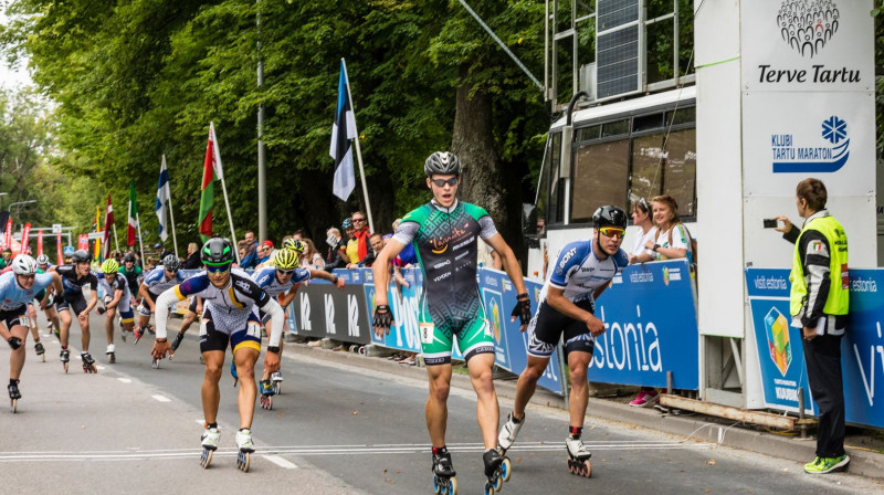 Reinis Znotiņš finišē pirmais Tartu, kļūstot par pirmo uzvarētāju no Latvijas. A.Eljašāns (pirmais no kreisās) 5.vietā. Foto: Tarmo Haud.