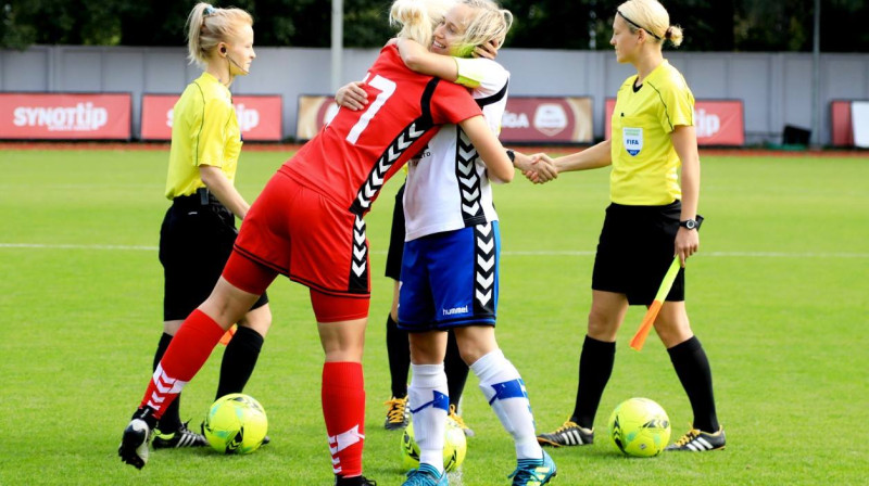 Latvijas un Igaunijas sieviešu futbola simboli - Anastasija Ročāne un Anastasija Morkovkina
Foto: Nora Krevņeva-Baibakova