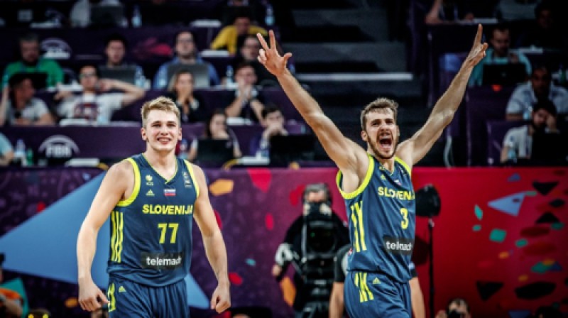 Luka Dončičs un Gorans Dragičs
Foto: FIBA.com