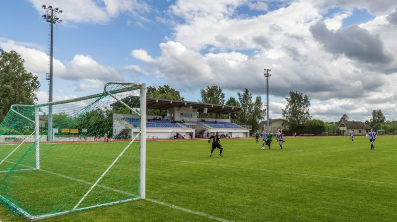 Iecavas novada stadions un leģendārie šūpojošies vārti
Foto: LFF