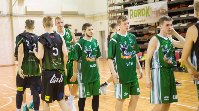 Kristiāns Šulcs (#10) garām grozām nemeta un guva 10 punktus
Foto: Emīls Vanags