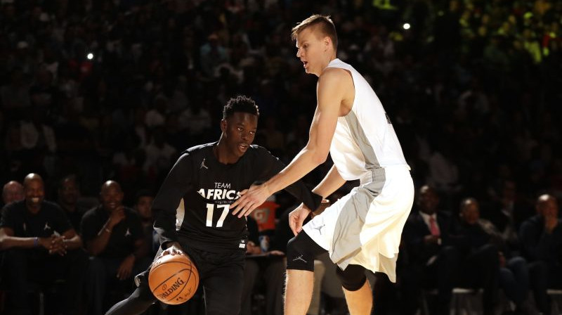 Kristaps Porziņģis šovasar NBA paraugspēlē Āfrikā pret Denisu Šrēderu
Foto: AP/Scanpix