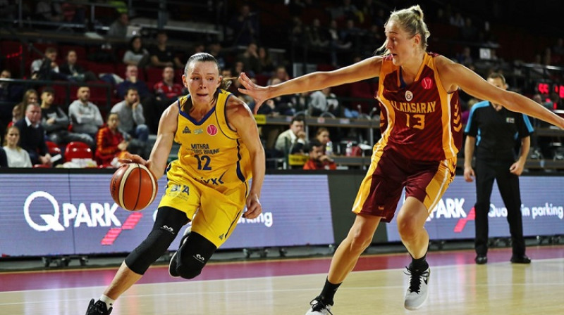 Anete Šteinberga cīņā ar Gintari Petroniti
Foto: FIBA