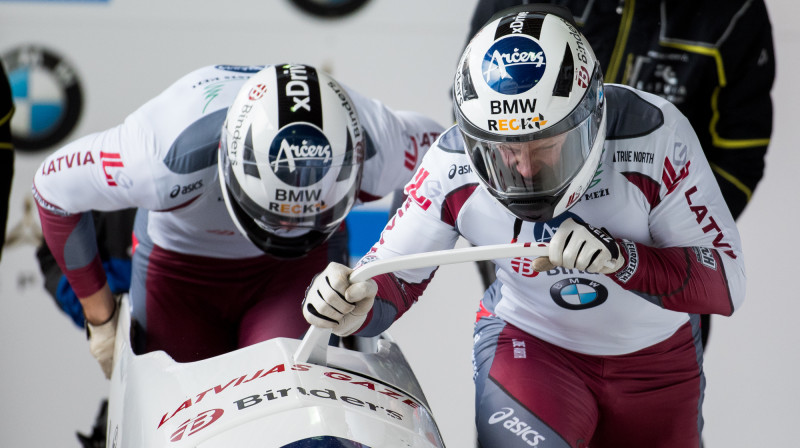 Uģis Žaļims un Dāvis Spriņģis startā
Foto: Viesturs Lācis/bobslejs.lv