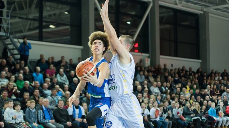 Artūrs Ausējs pret Lamelo Bolu
Foto: Pieno žvaigždes