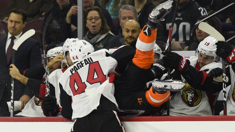 Spēka paņēmiens spēlē starp Filadelfijas "Flyers" un Otavas "Senators"
Foto: USA TODAY Sports/Sipa USA