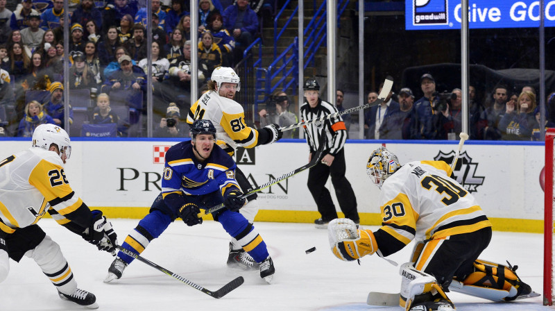 Vārtsargs Mets Marejs (Penguins) atvaira Aleksandra Stīna (Blues) raidījumu
Foto: USA TODAY Sports/Sipa USA/Scanpix