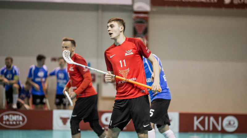 Ar sešiem rezultativitātes punktiem Arnijs Kuratņiks vakar pietuvināja savu komandu pusfinālam
Foto: Floorball.lv