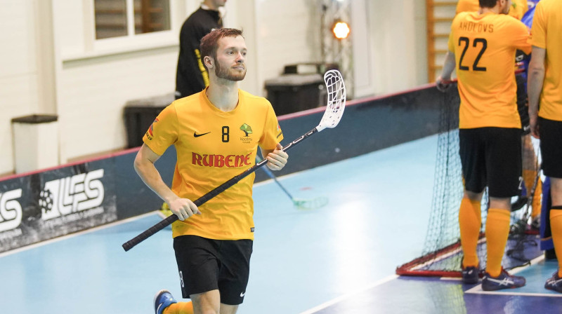 Andris Jēkabsons rezultatīvi nospēlēja jau pirmo pusfināla spēli, bet trešajā viņš sekmēja komandas pirmo panākumu sērijā
Foto: Floorball.lv