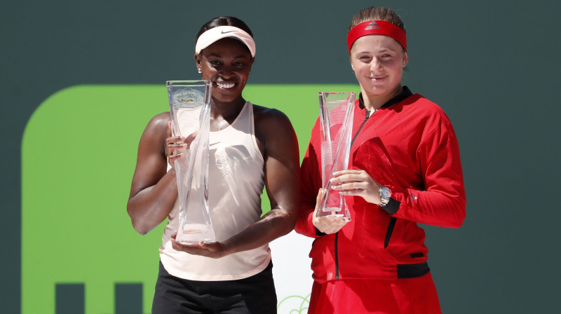 Aļona Ostapenko pirms gada Maiami izcīnīja 2. vietas trofeju, galveno balvu ļaujot iegūt mājiniecei Slounai Stīvensai. Foto: USA Today Sports/Scanpix