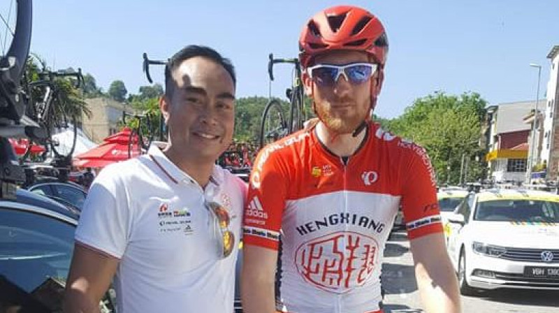 Andris Voeskalns (pa labi) Taizemē
Foto: Hengxiang Cycling Team