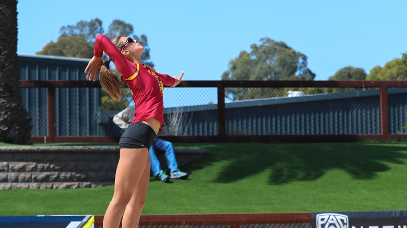 Tīna Graudiņa uzbrūk 
Foto: Al Sermeno / Pac-12, USC Beach Volleyball