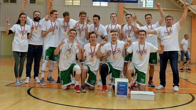 Alvils Kaufmanis, Roberts Zeile un Valmieras U19 basketbolisti
Foto: Romualds Vambuts