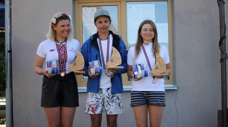 Latvijas čempionāta medaļnieki "Laser Radial" klasē Robins Lī Špats, Agija Ēlerte un Anna Vernere
Foto: Latvijas Laser burātāju asociācija