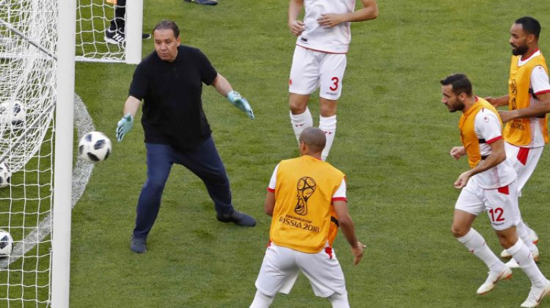 Tunisijas izlases galvenais treneris treniņos stājās vārtos savainoto vārtsargu vietā
Foto: AFP/Scanpix