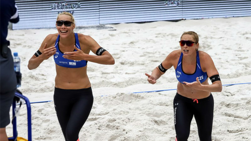 22. jūnijā Ostravā, cīnoties ar Latvijas duetu, čehietes Mihala Kvapilova un Kristīna Kolocova izprasīja punktu no tiesnešiem 
Foto: worldtour.2018.fivb.com