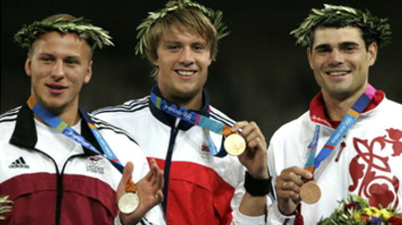 2004. gada olimpisko spēļu pjedestāls - Vadims Vasiļevskis (Latvija), Andreass Tūrkildsens (Norvēģija), Sergejs Makarovs (Krievija)
Foto: Ruben Sprich / Reuters