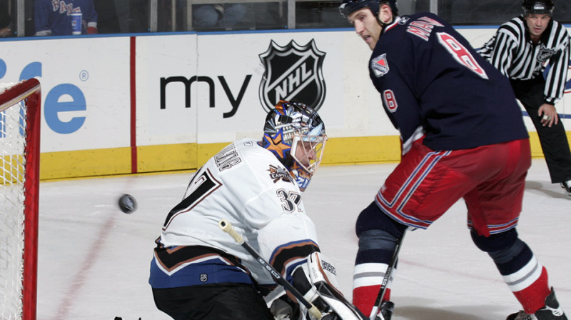 Mareks Malīks realizē pēcspēles metienu
Foto: NHL