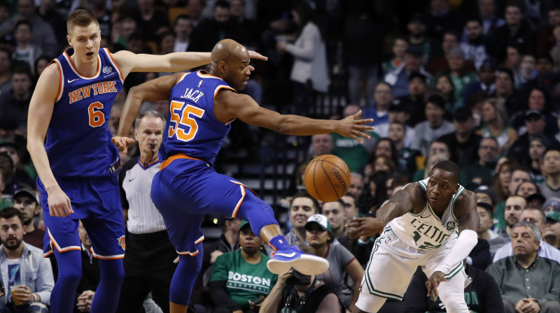 Kristaps Porziņģis un Džerets Džeks pret Bostonas "Celtics". Foto: Reuters/Scanpix