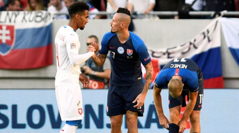 Mareks Hamšīks pēc spēles apsveic Čehijas futbolistu ar uzvaru. Foto: Reuters/Scanpix